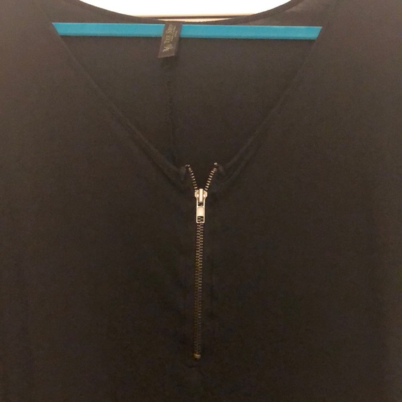 Simple black top - Picture 3 of 4